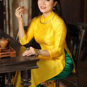 Áo dài dấu eo, Lụa Nha Xá màu vàng